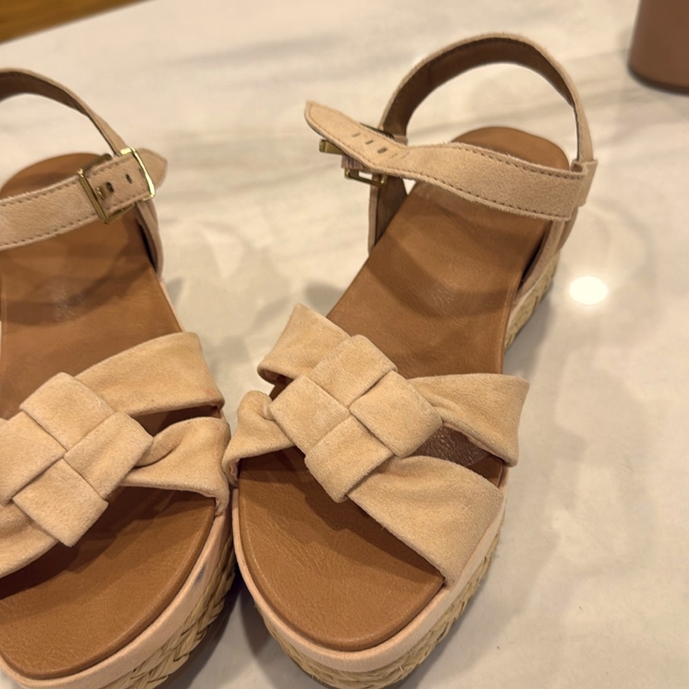 Platform brand UGG good conditions never used do not come box very comfortable